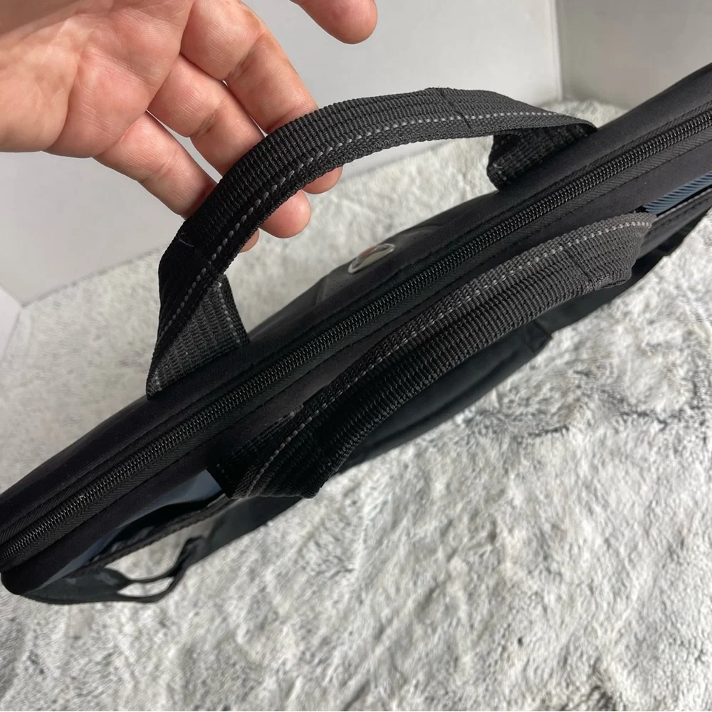 Swiss Gear Black Wenger Sherpa 17 inch Padded Laptop Messenger Bag Zipper